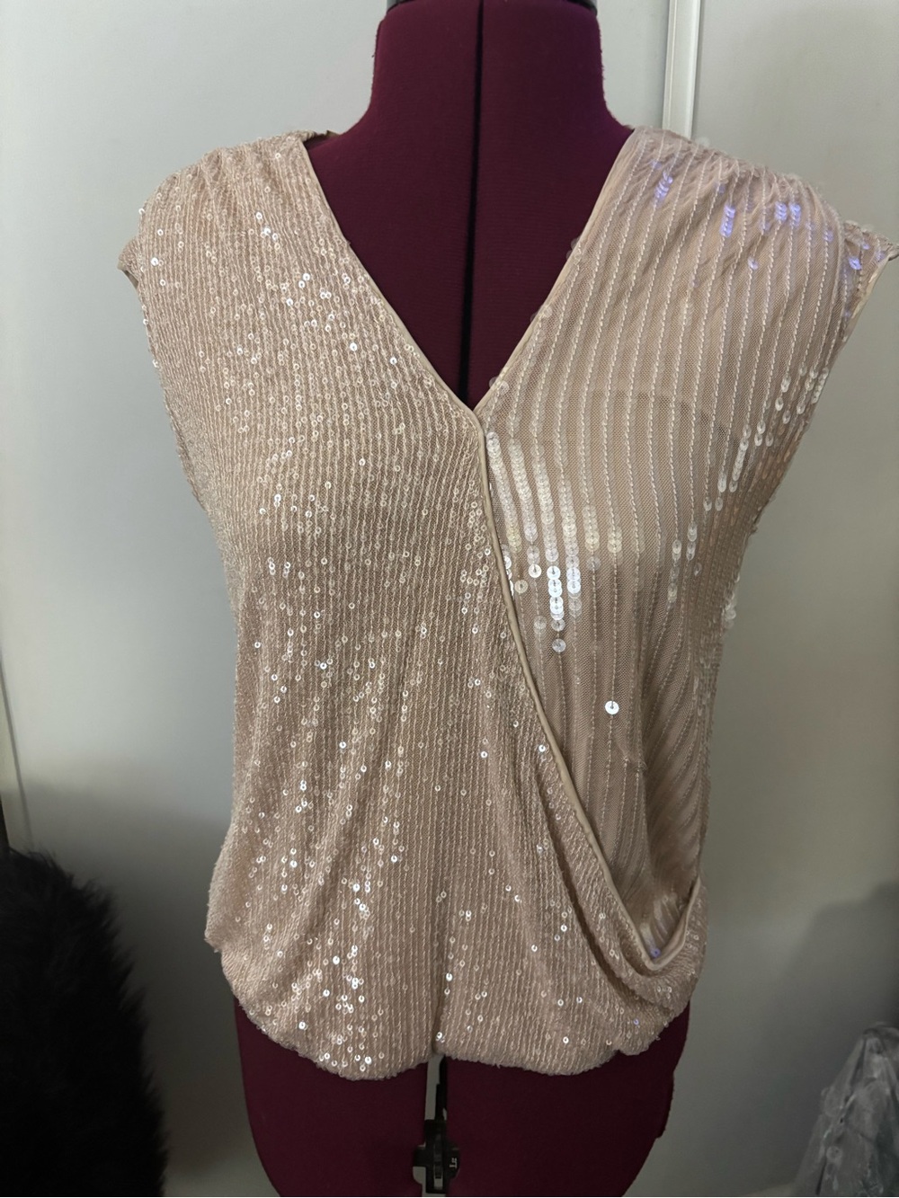 Cable & Gauge excellent condition sequin  Drape V-Neck Top in Champagne, Size S
